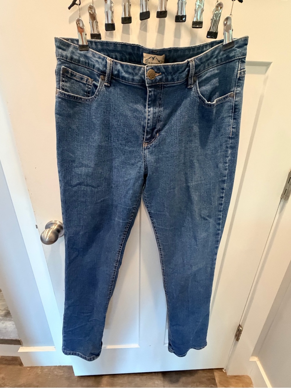 Blue Mountain Women’s Size 16 Straight Leg Stretch Jeans Medium Wash Denim